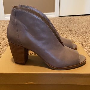 Lucky Brand Joal Peep V Throat Pump-Titanium